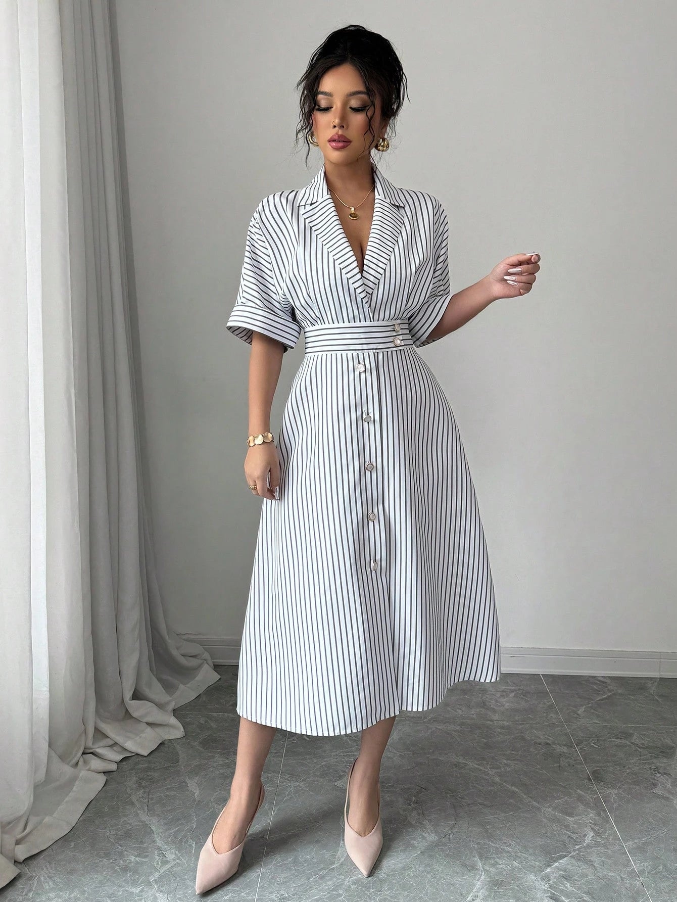 Rafferiza Robe évasée à col rayé noir et blanc avec taille cintrée
