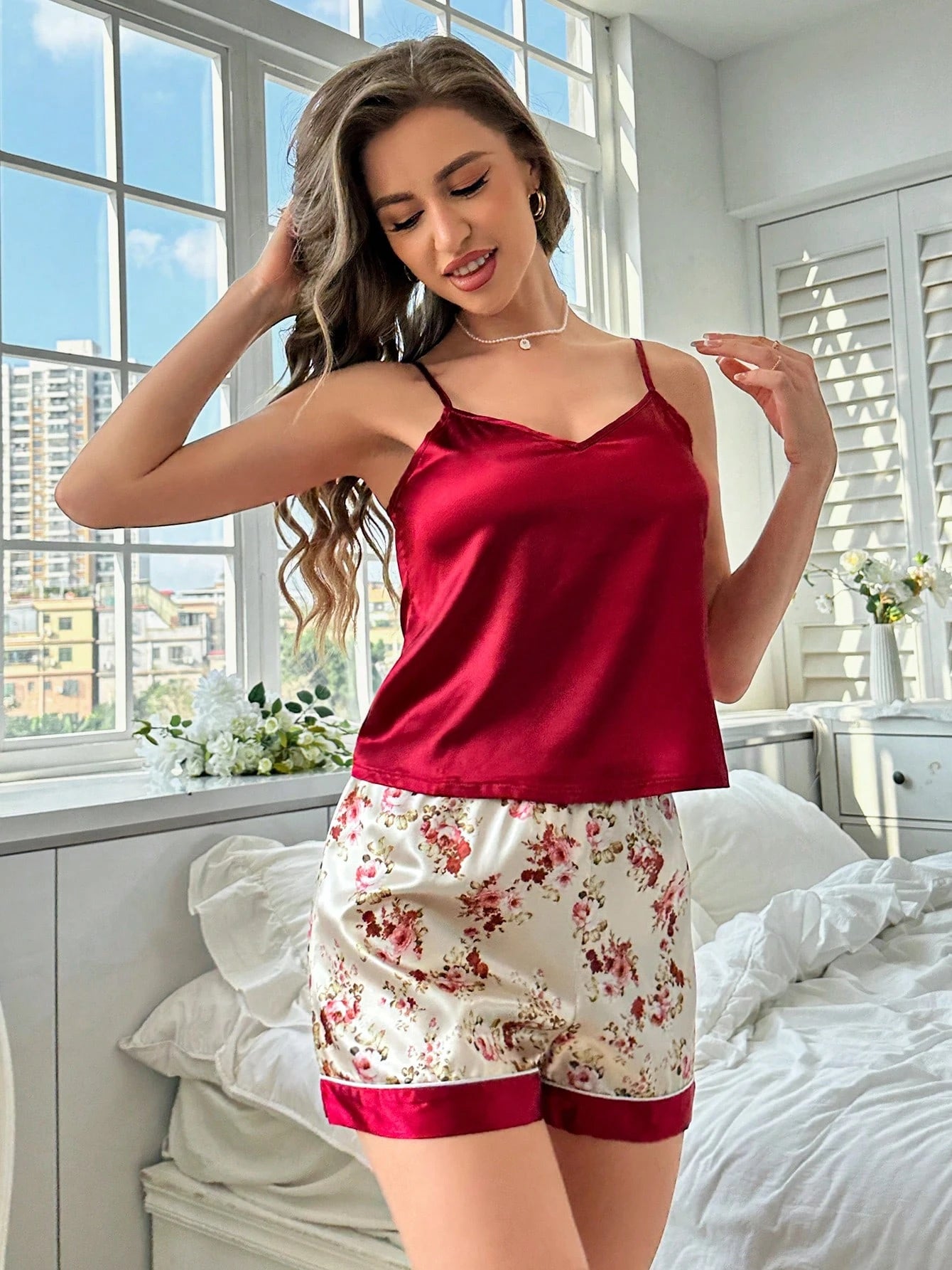 CottageSlumber Conjunto de pijama con top de cami de satén liso y shorts con estampado floral y ribete contrastante