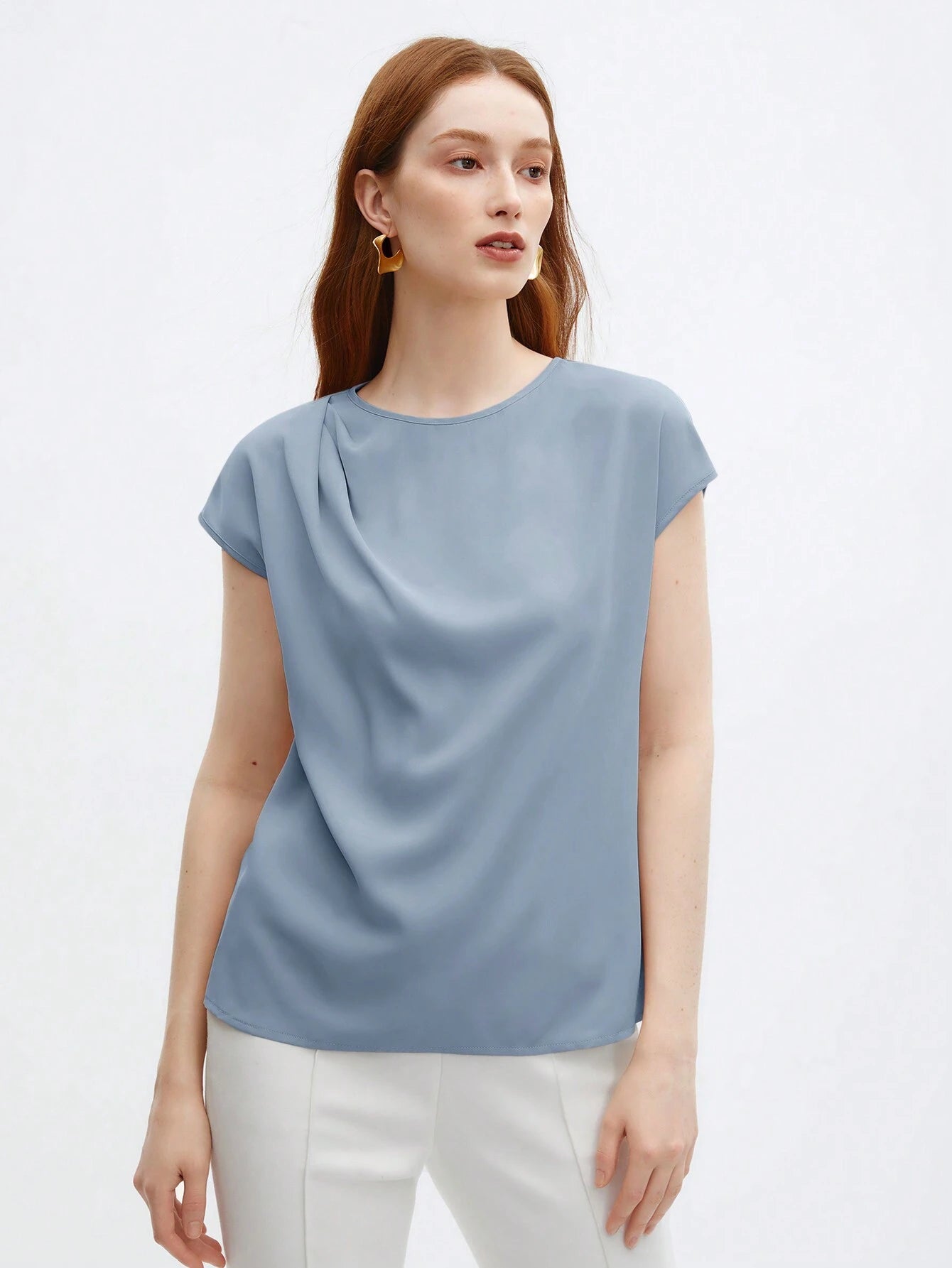 BizChic Nouvelle blouse à col rond plissé à l'épaule, bleue
