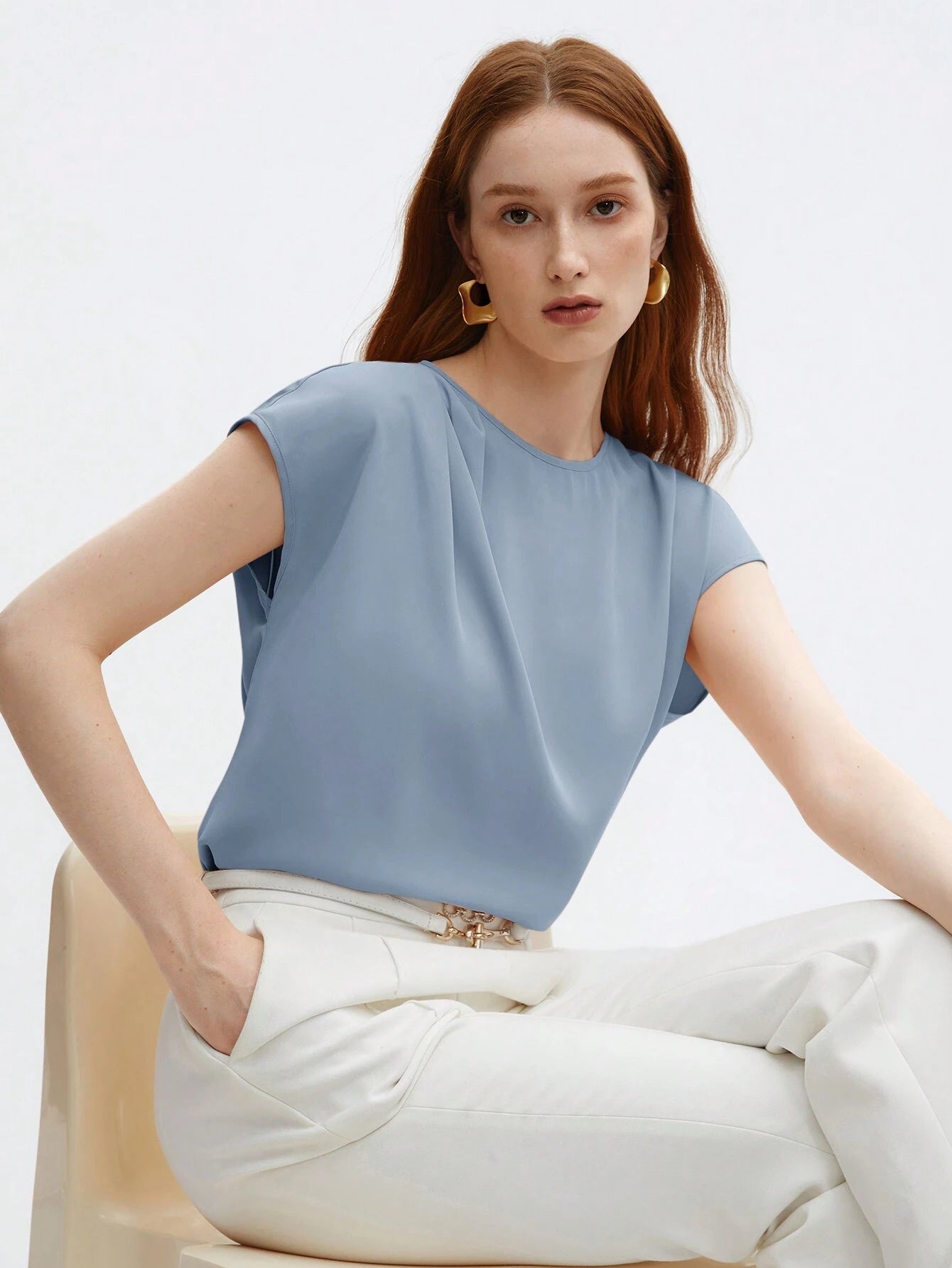 BizChic Nouvelle blouse à col rond plissé à l'épaule, bleue