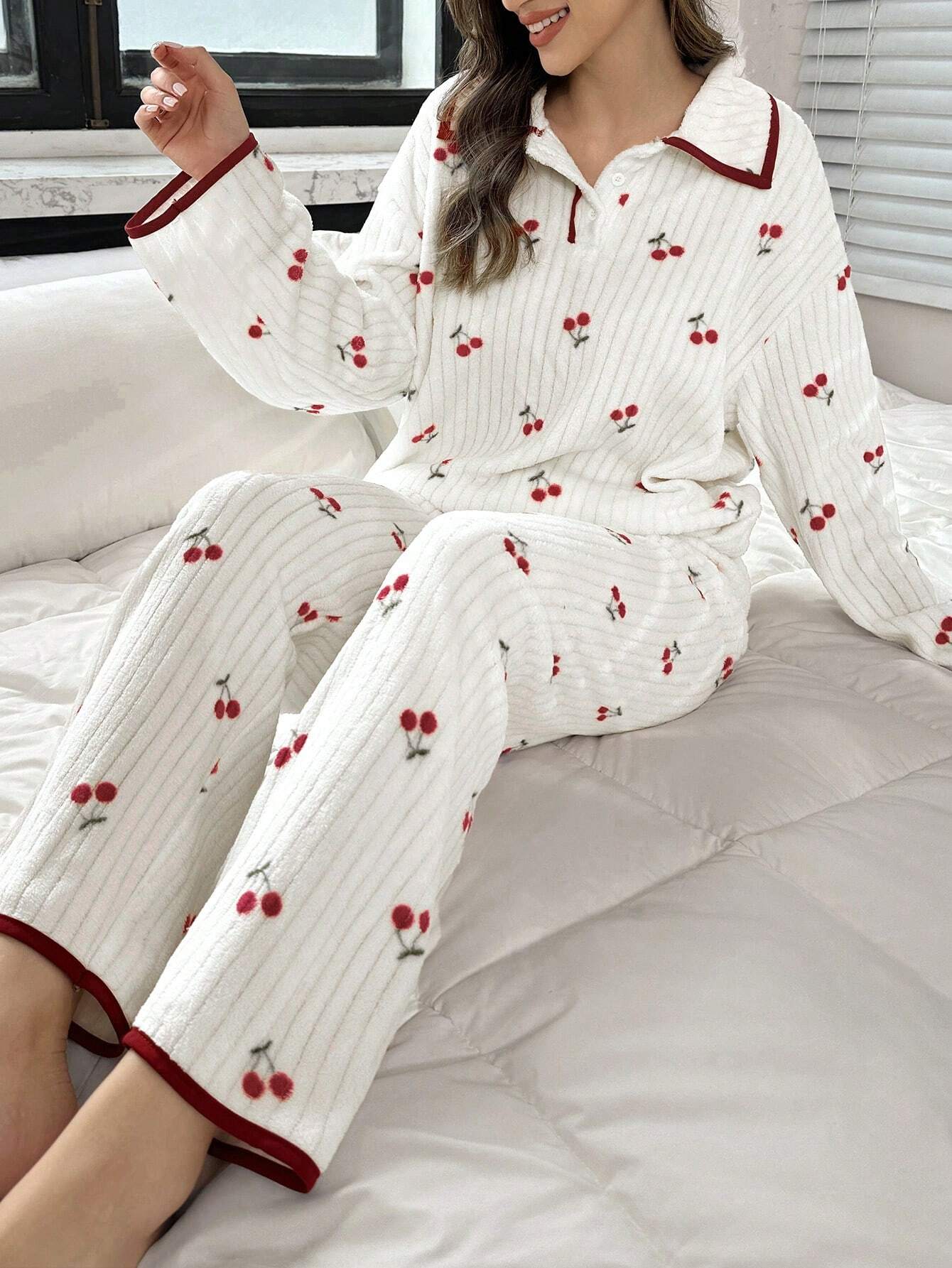 CottageSlumber Ensemble de pyjamas en peluche pour femmes avec imprimé cerise et bordure contrastée