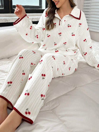 CottageSlumber Ensemble de pyjamas en peluche pour femmes avec imprimé cerise et bordure contrastée
