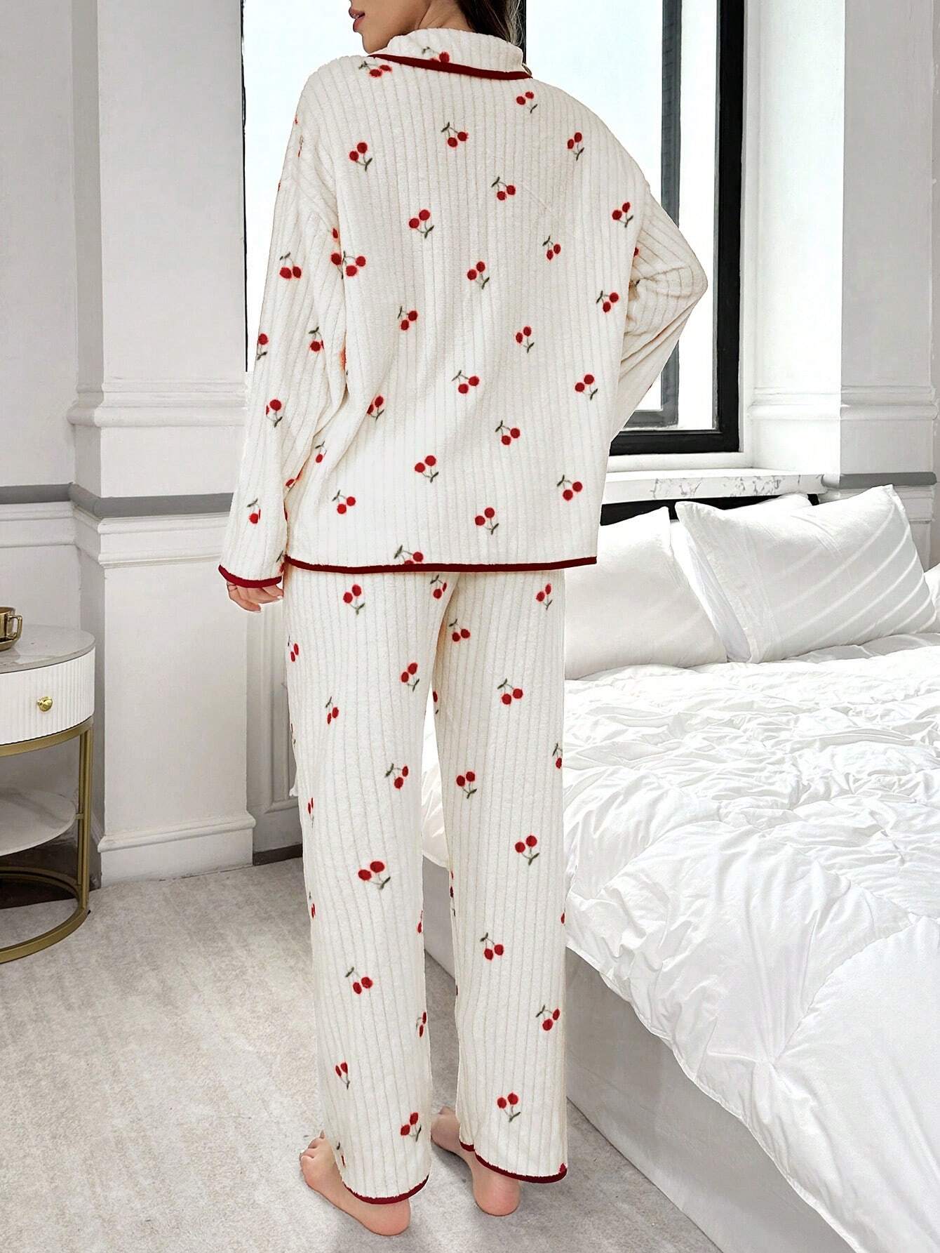 CottageSlumber Ensemble de pyjamas en peluche pour femmes avec imprimé cerise et bordure contrastée