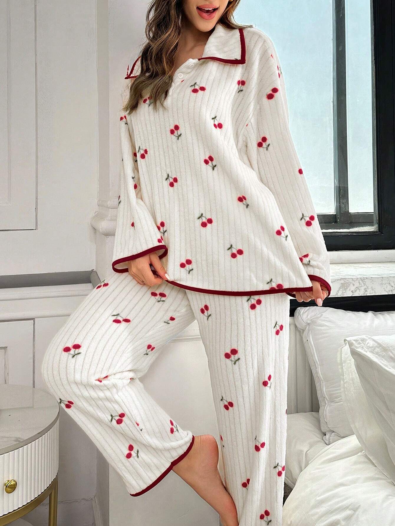 CottageSlumber Ensemble de pyjamas en peluche pour femmes avec imprimé cerise et bordure contrastée