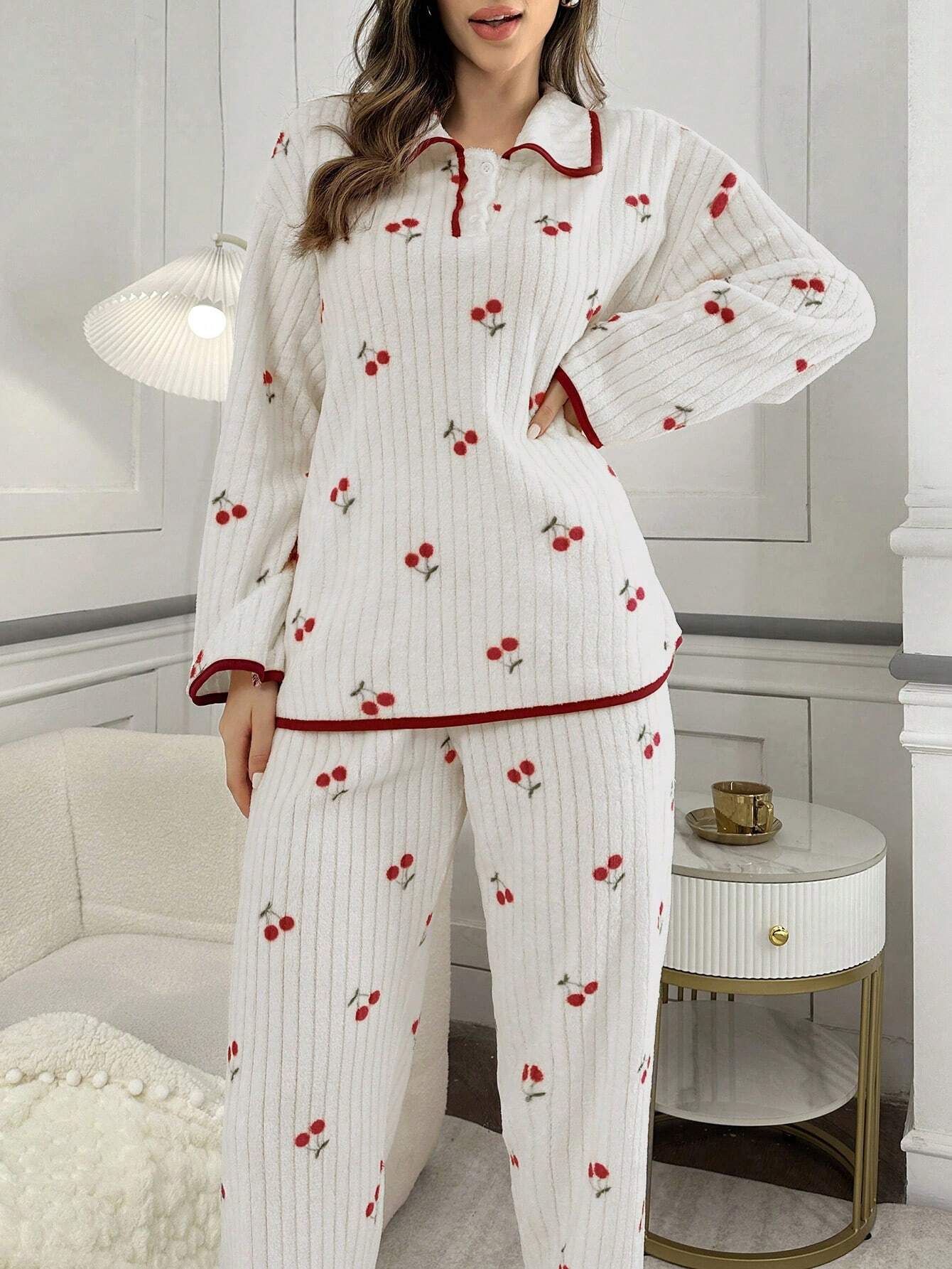 CottageSlumber Ensemble de pyjamas en peluche pour femmes avec imprimé cerise et bordure contrastée