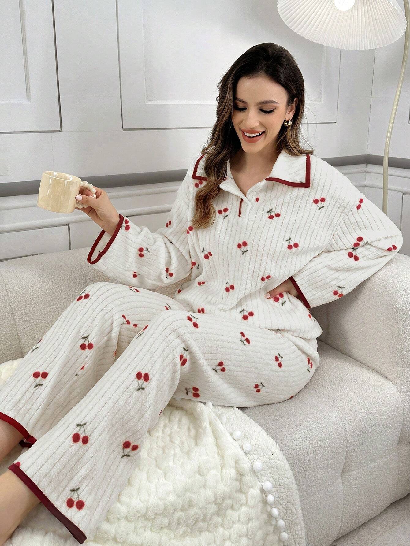 CottageSlumber Ensemble de pyjamas en peluche pour femmes avec imprimé cerise et bordure contrastée