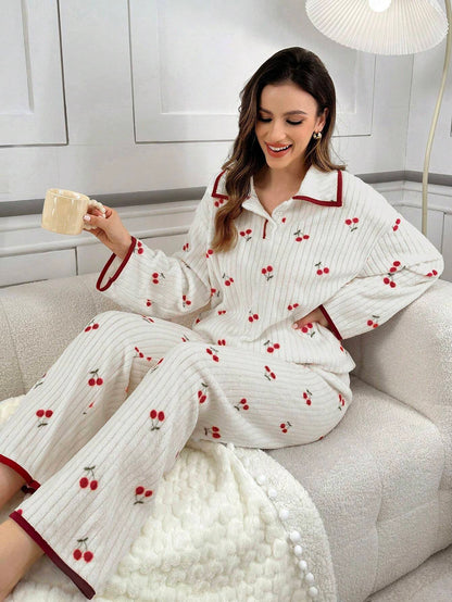 CottageSlumber Ensemble de pyjamas en peluche pour femmes avec imprimé cerise et bordure contrastée