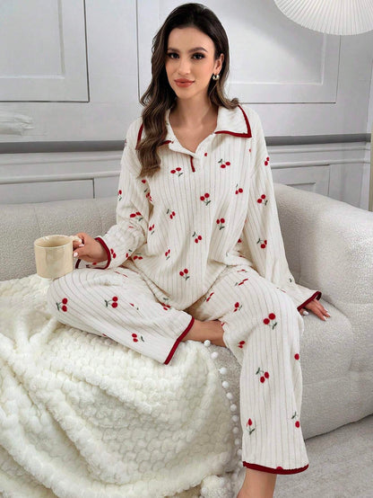 CottageSlumber Ensemble de pyjamas en peluche pour femmes avec imprimé cerise et bordure contrastée