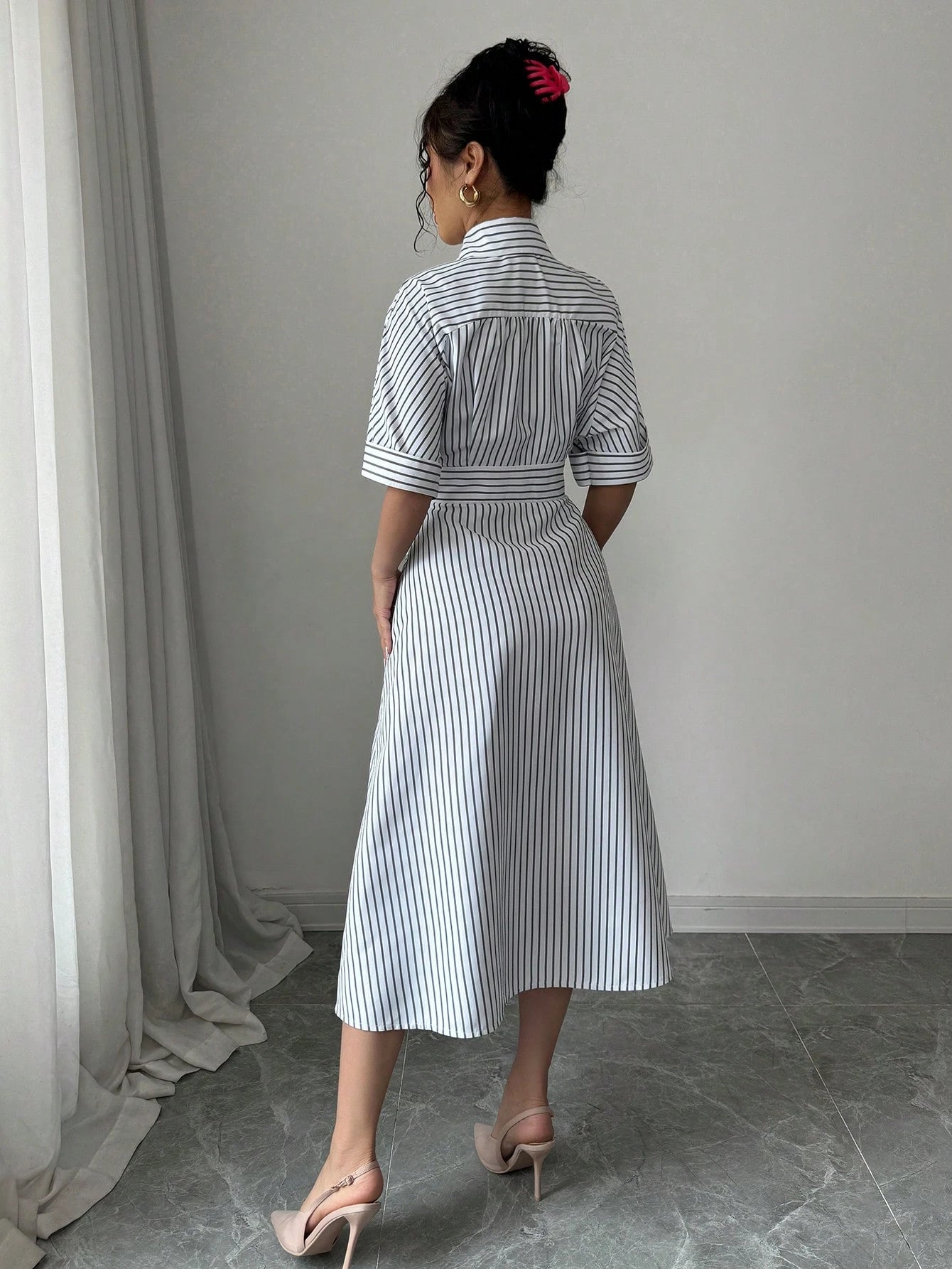 Rafferiza Robe évasée à col rayé noir et blanc avec taille cintrée