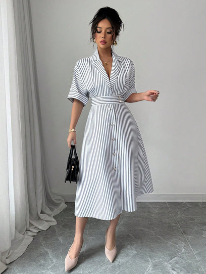 Rafferiza Robe évasée à col rayé noir et blanc avec taille cintrée