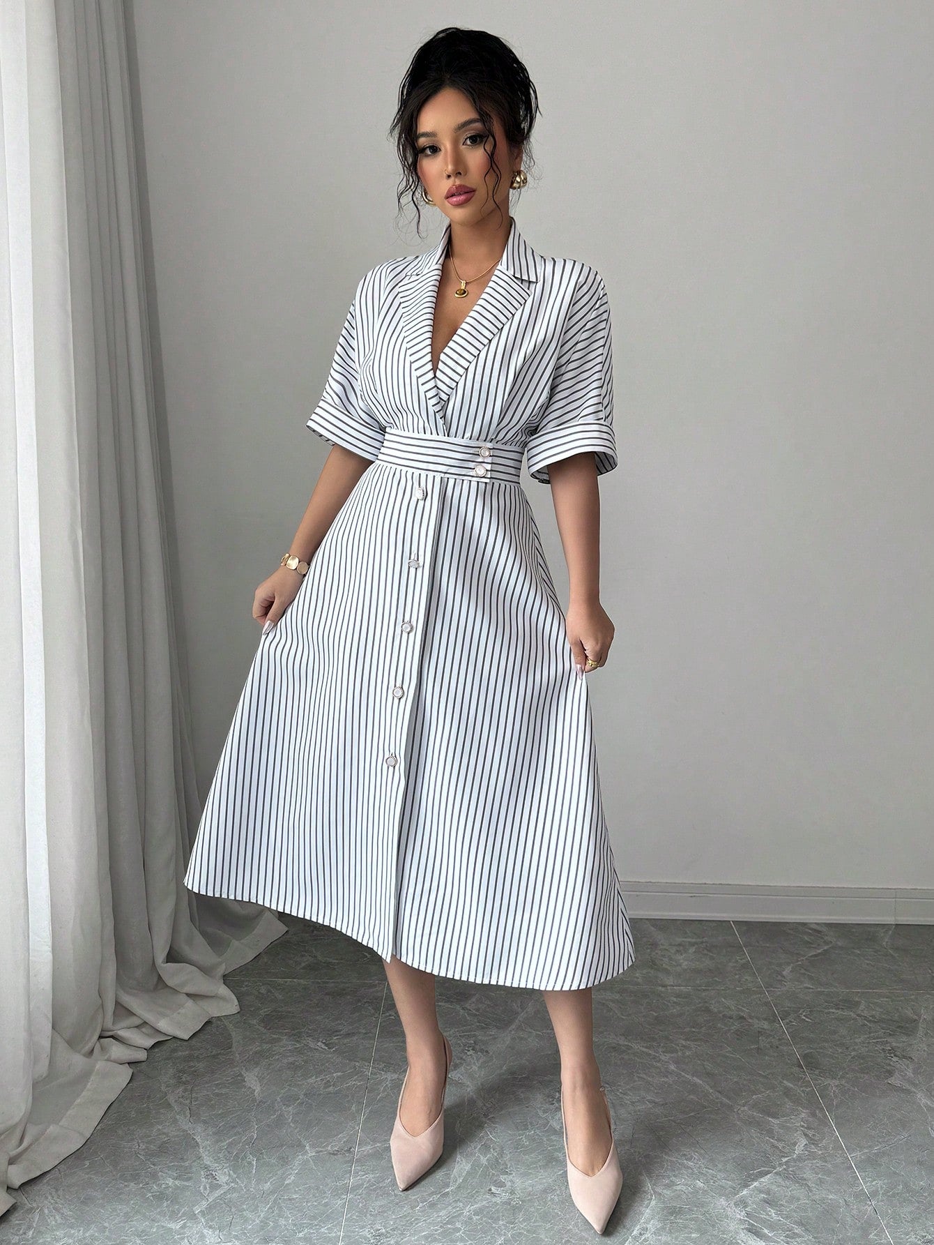 Rafferiza Robe évasée à col rayé noir et blanc avec taille cintrée