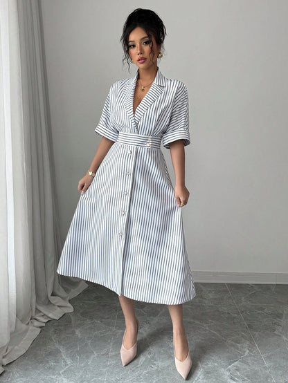 Rafferiza Robe évasée à col rayé noir et blanc avec taille cintrée